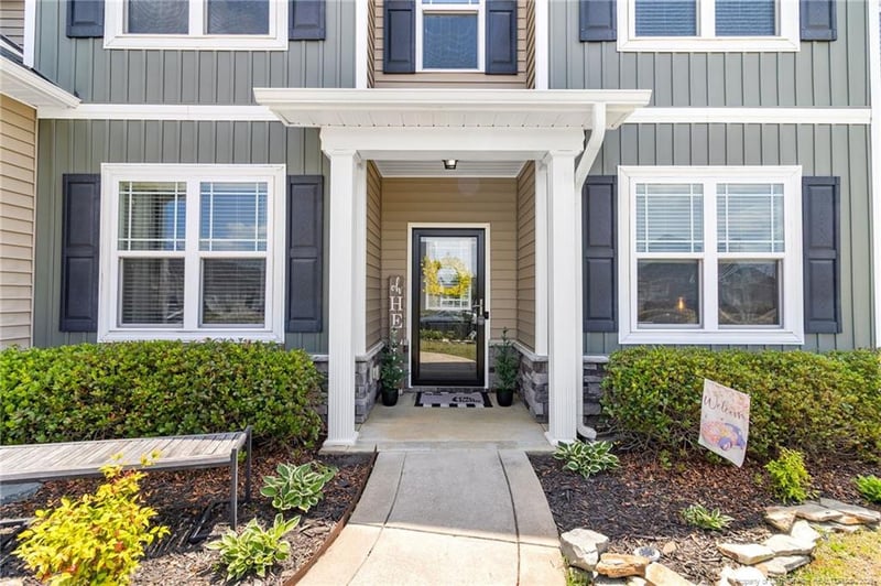 1676 Man O War Dr, Hope Mills, NC 28348