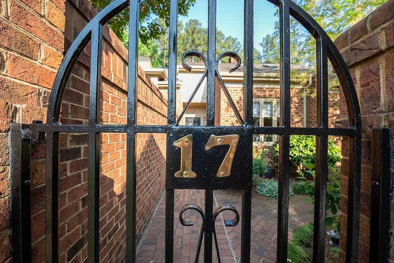 17 Innisfree Dr, Durham, NC 27707
