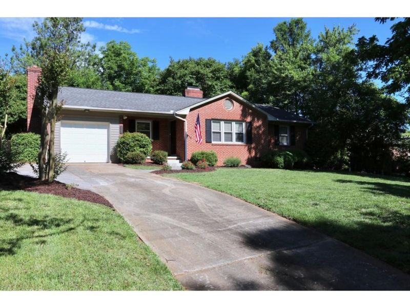 1703 Highview St, Burlington, NC 27215