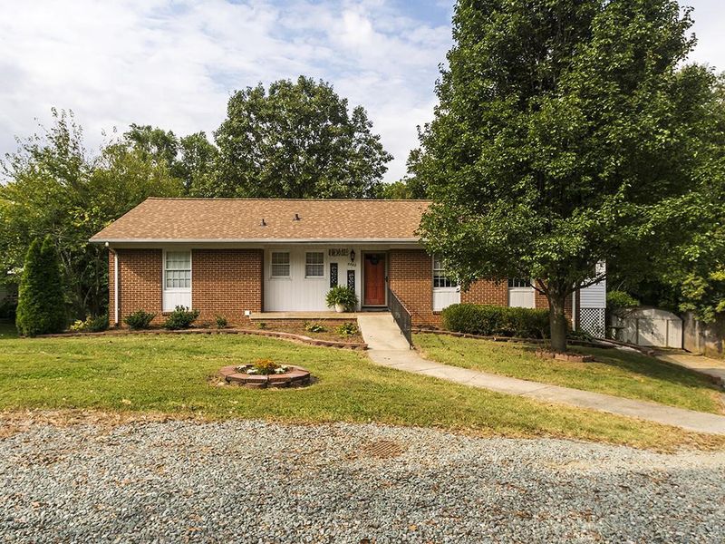 1703 Pinecrest St, Burlington, NC 27215