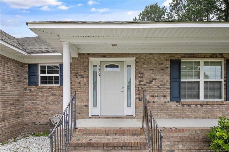 1709 Secretariat Pl, Hope Mills, NC 28348