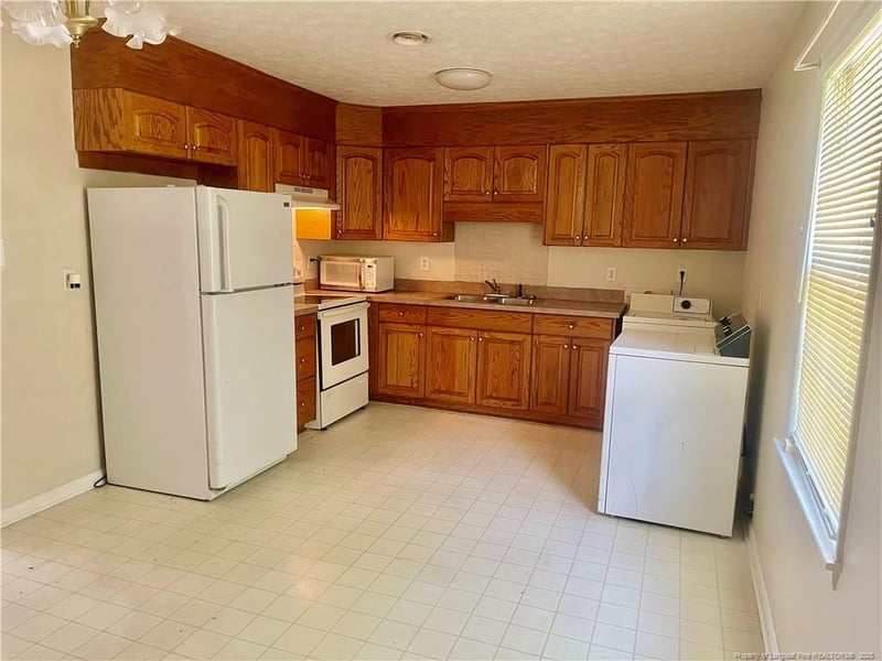 1719 Merry Oaks Dr, Fayetteville, NC 28304