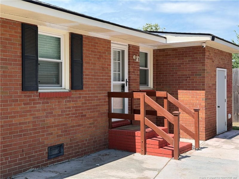1747 Wayne Ln, Fayetteville, NC 28304