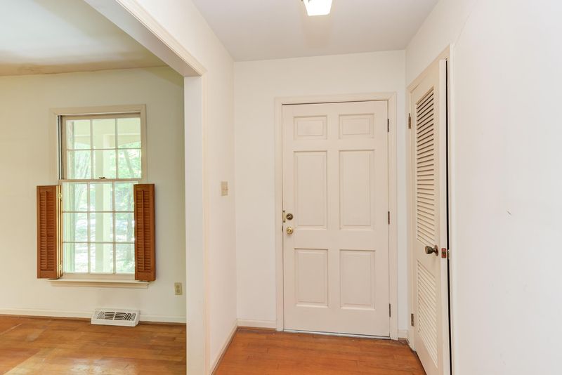 1805 Rolling Rd, Chapel Hill, NC 27514
