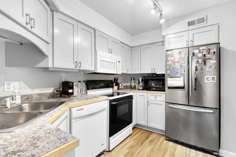 1806 Oak Tree Dr, Chapel Hill, NC 27517