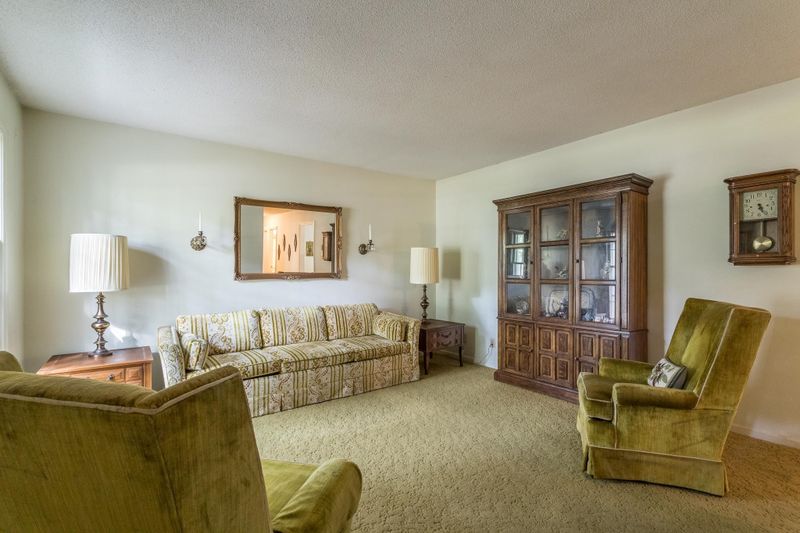 1810 Hideaway Ln, Durham, NC 27712
