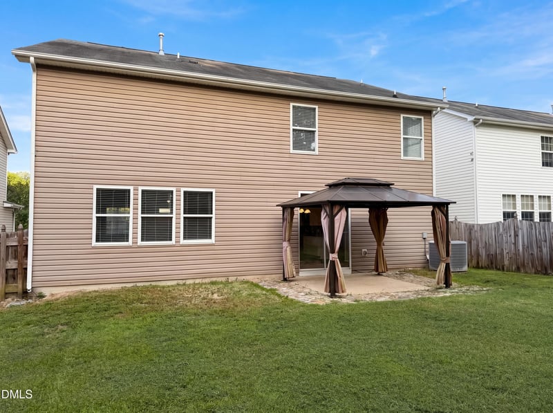 1812 Devonridge Dr, Fuquay Varina, NC 27526