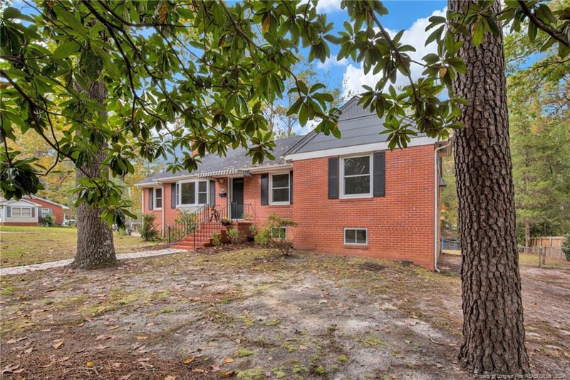 1812 Lyon Rd, Fayetteville, NC 28303
