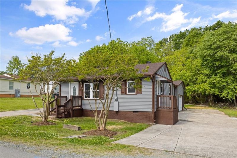 1814 Harris Dr, Burlington, NC 27217