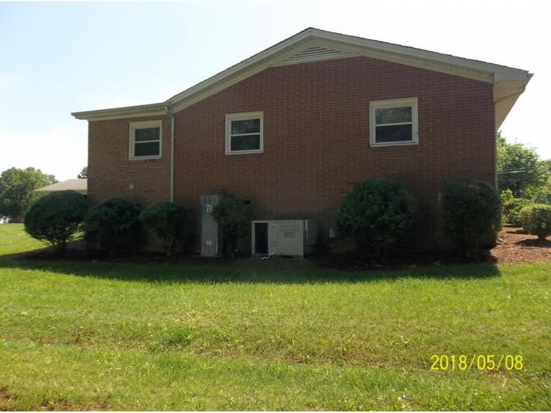 1815 Robinhood Dr, Burlington, NC 27217