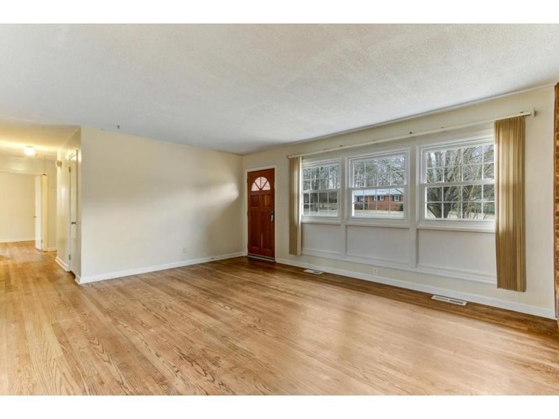 1839 Robin Hood Dr, Burlington, NC 27217