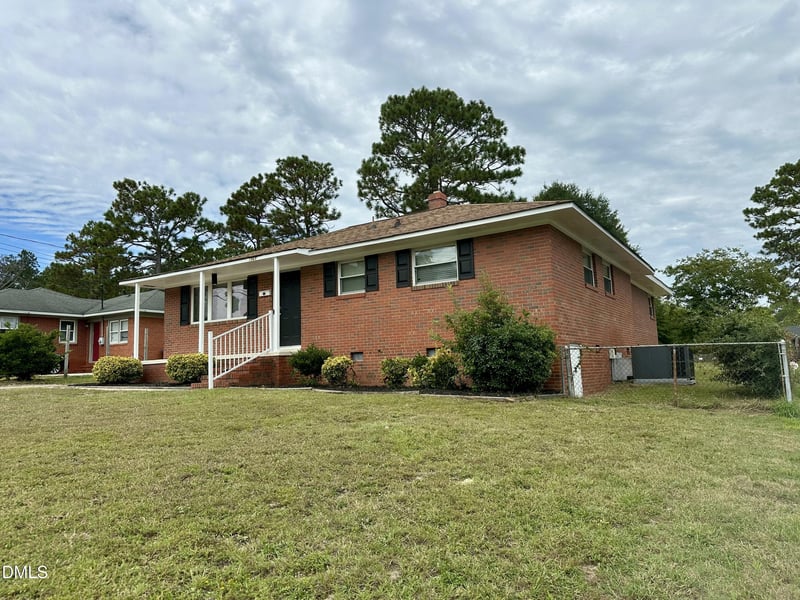 1868 Gola Dr, Fayetteville, NC 28301