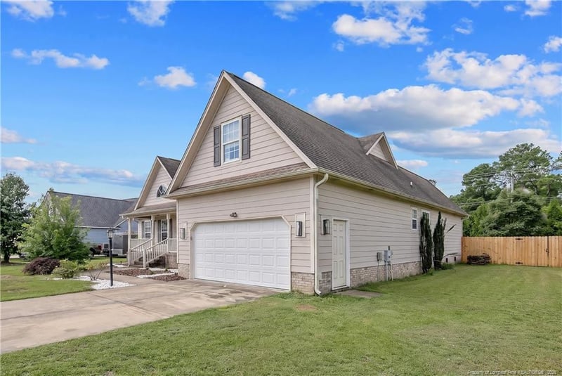 1906 Sunshine Ct, Hope Mills, NC 28348