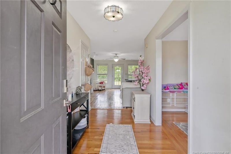 1906 Sunshine Ct, Hope Mills, NC 28348