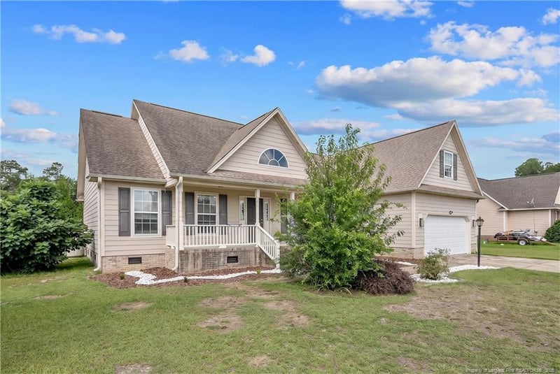 1906 Sunshine Ct, Hope Mills, NC 28348