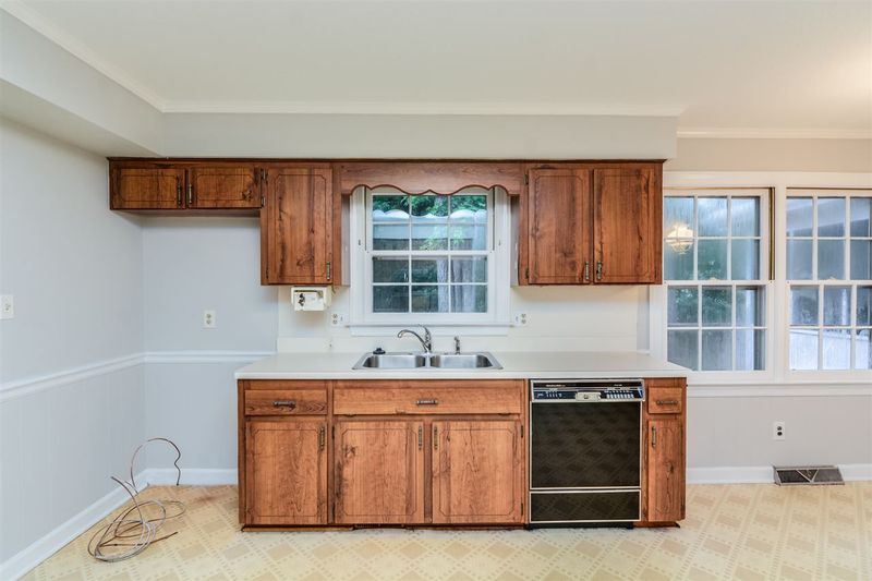 1908 Hillock Dr, Raleigh, NC 27612