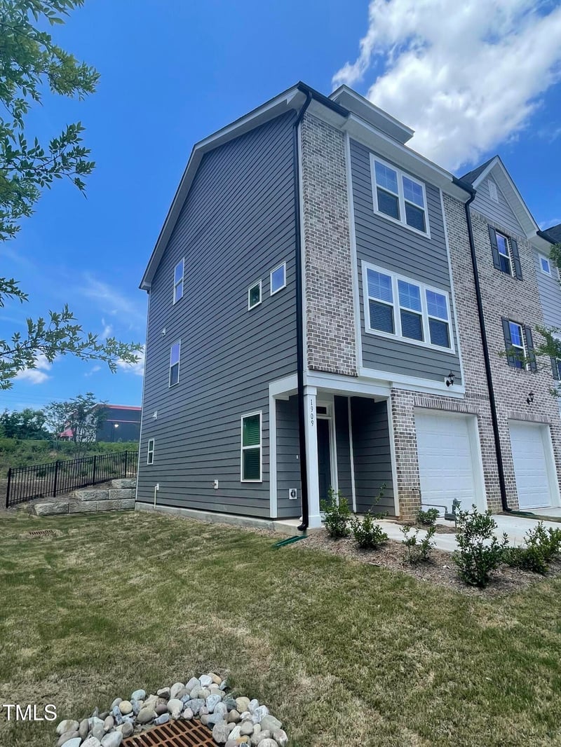 1909 Fishamble St #16, Fuquay Varina, NC 27526