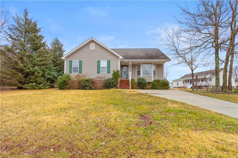 1911 Cedar Ridge Dr, Burlington, NC 27217