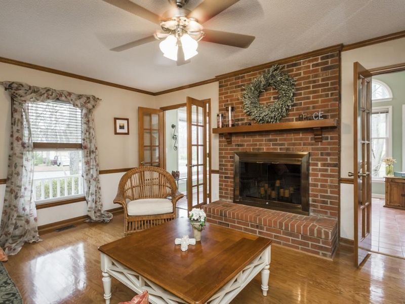 1915 Bradbury Dr, Burlington, NC 27215