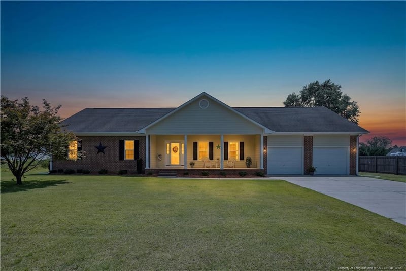 1916 Pineville Dr, Hope Mills, NC 28348