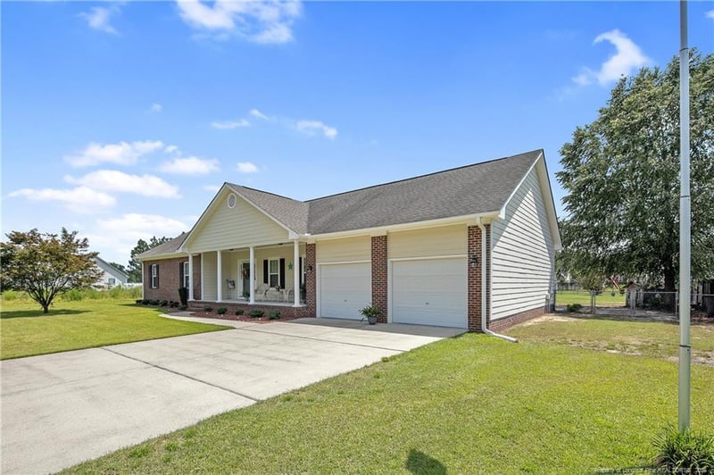 1916 Pineville Dr, Hope Mills, NC 28348