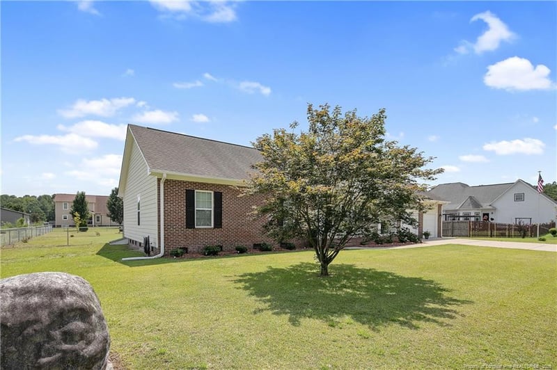 1916 Pineville Dr, Hope Mills, NC 28348