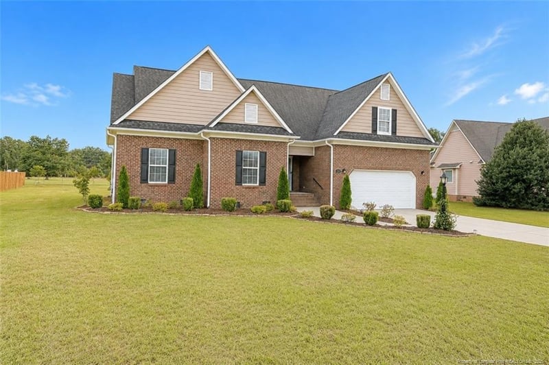 1918 Sunshine Ct, Hope Mills, NC 28348