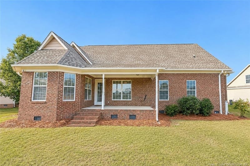 1918 Sunshine Ct, Hope Mills, NC 28348