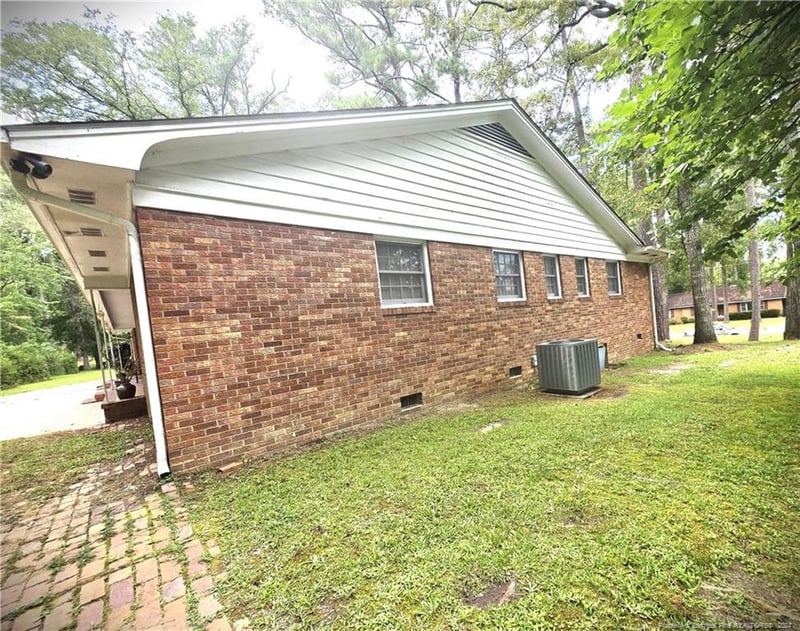 1929 Forest Hills Dr, Fayetteville, NC 28303