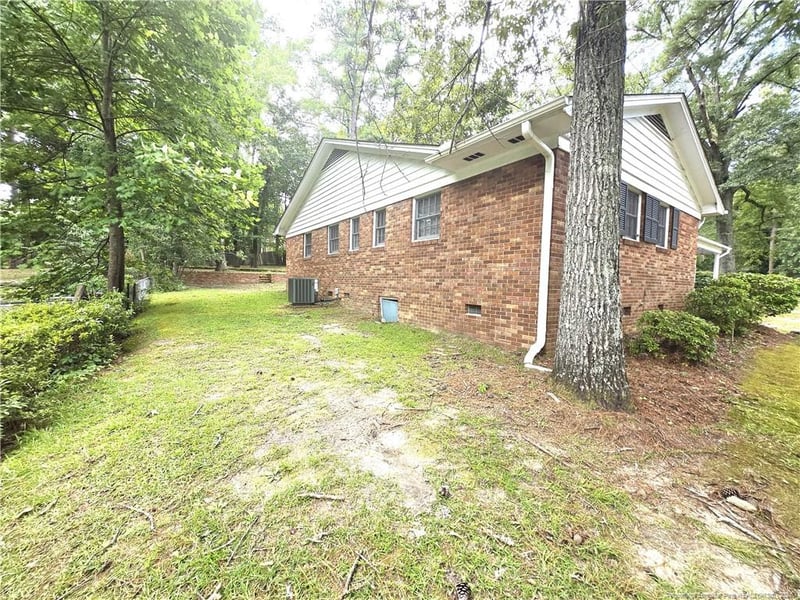 1929 Forest Hills Dr, Fayetteville, NC 28303