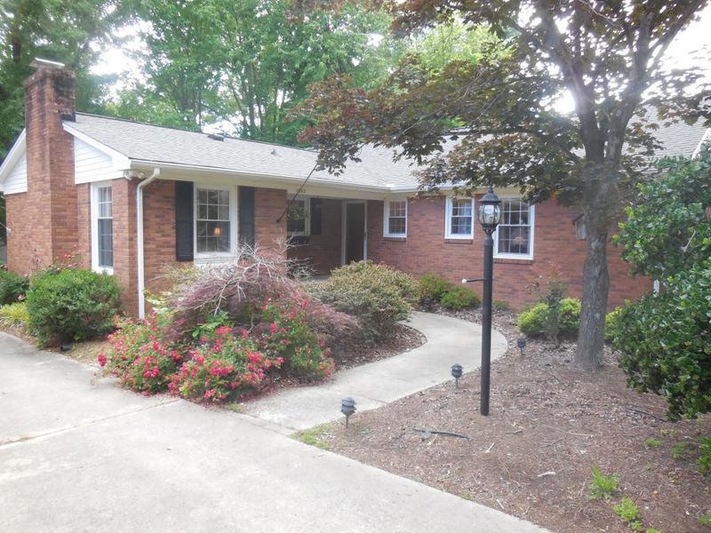 1942 W Front St, Burlington, NC 27215