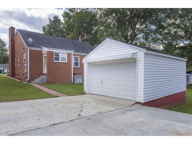 1944 Mckinney St, Burlington, NC 27217
