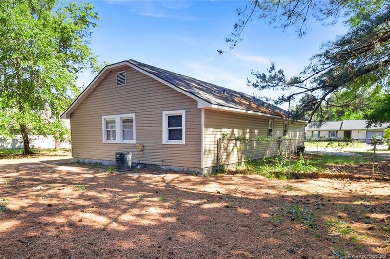 1945 Wordsworth Dr, Fayetteville, NC 28304