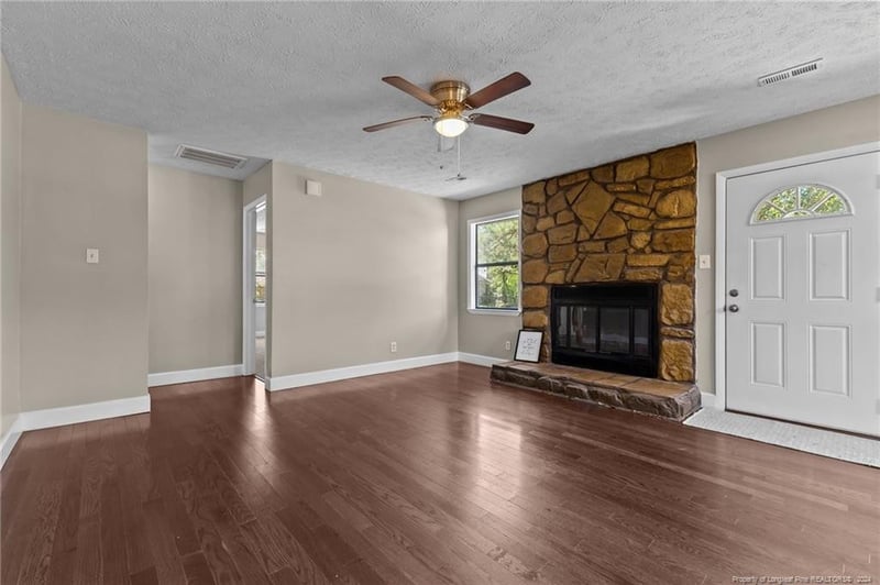 1949 Wordsworth Dr, Fayetteville, NC 28304