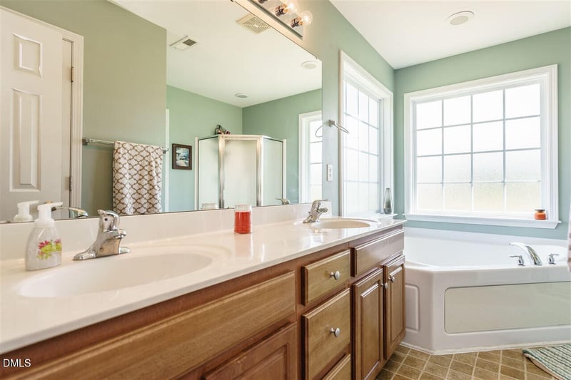 195 Moonlight Dr, Fuquay Varina, NC 27526