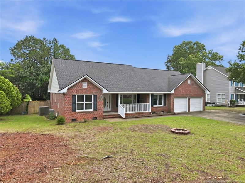 1967 Oakview Dr, Fayetteville, NC 28314
