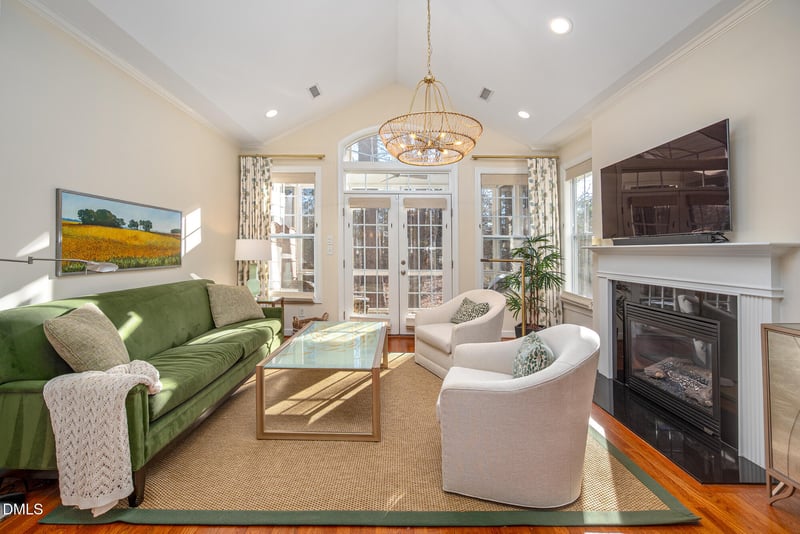 2 Abernathy Dr, Chapel Hill, NC 27517