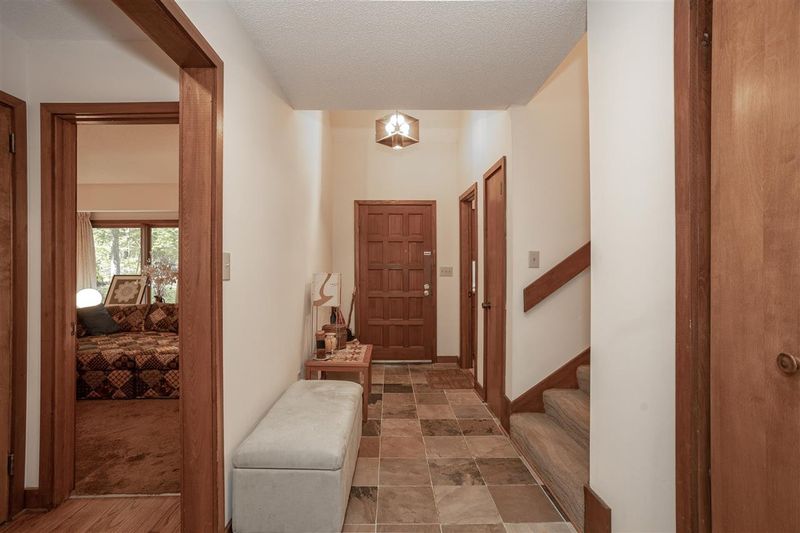 2 Barbara Ct, Chapel Hill, NC 27514