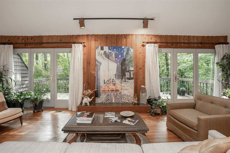 2 Barbara Ct, Chapel Hill, NC 27514