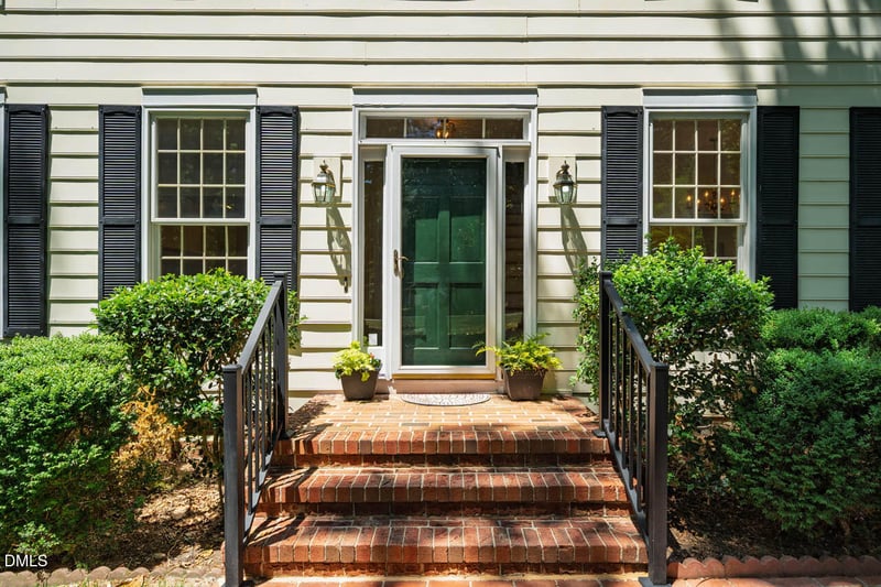 2 Foxridge Rd, Chapel Hill, NC 27514