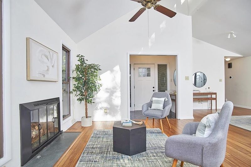 200 Autumn Dr, Chapel Hill, NC 27516