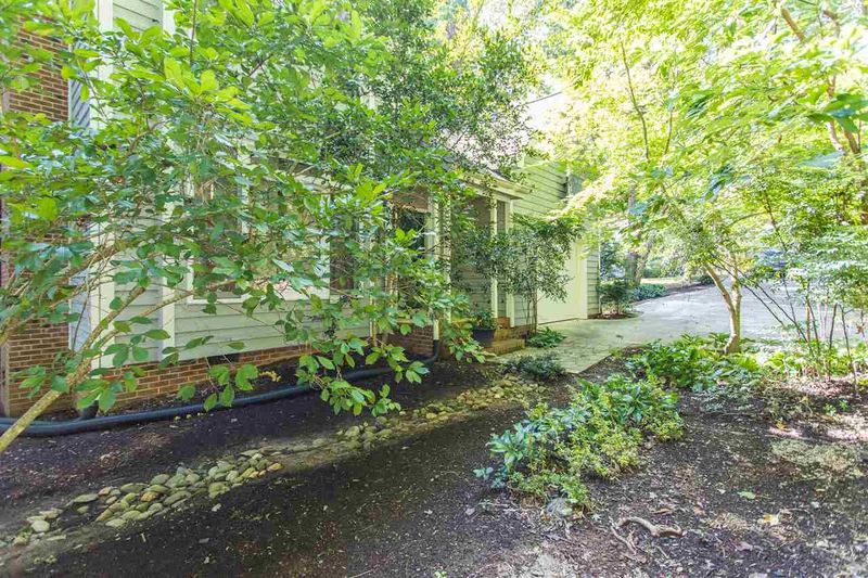 200 Cobblestone Dr, Chapel Hill, NC 27516