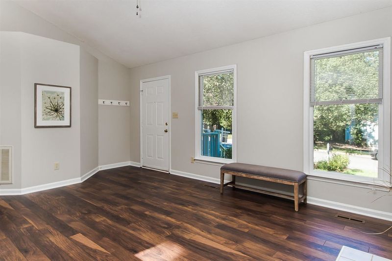 200 Forsyth Dr, Chapel Hill, NC 27517