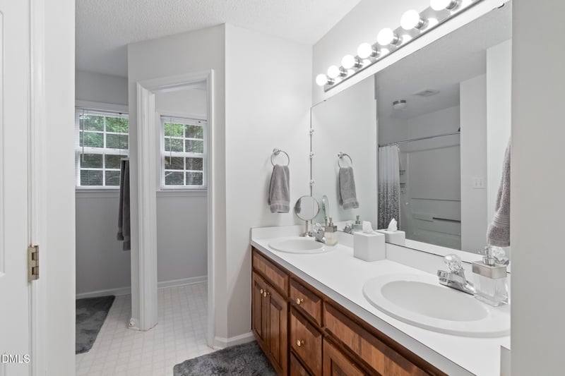 200 Hocutt Dr, Clayton, NC 27520
