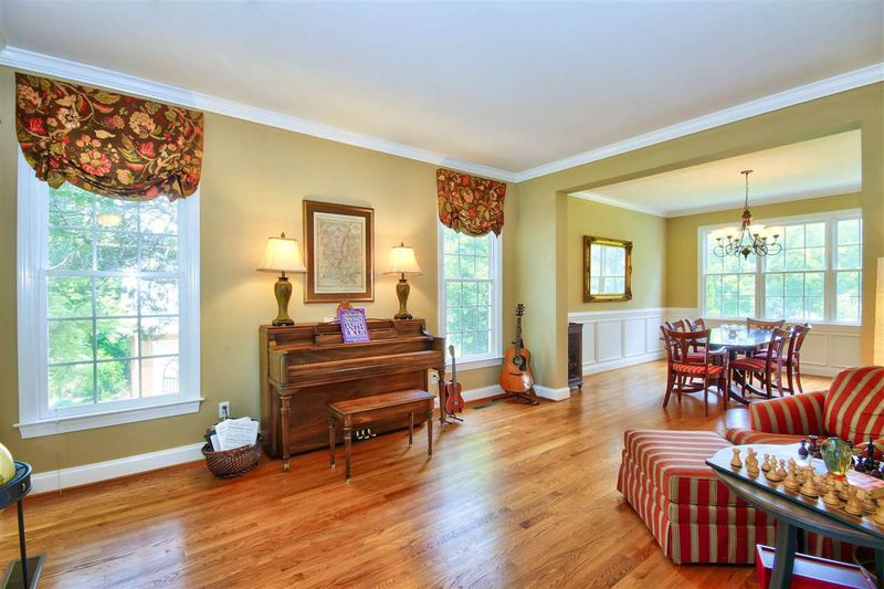 200 Lake Manor Rd, Chapel Hill, NC 27516
