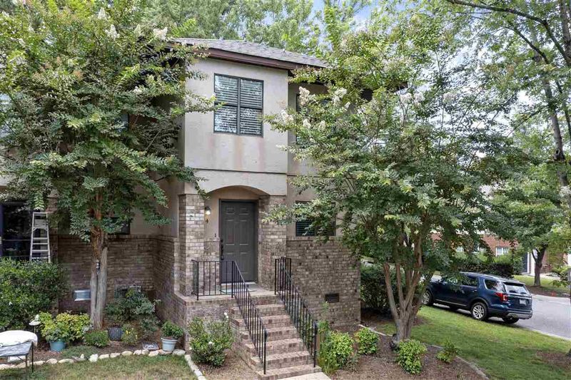 200 Plaza Dr #4, Chapel Hill, NC 27517