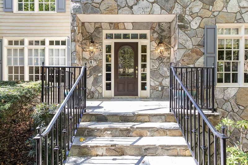 200 Rhododendron Dr, Chapel Hill, NC 27517