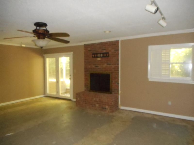 2001 Forest Dr, Clayton, NC 27520