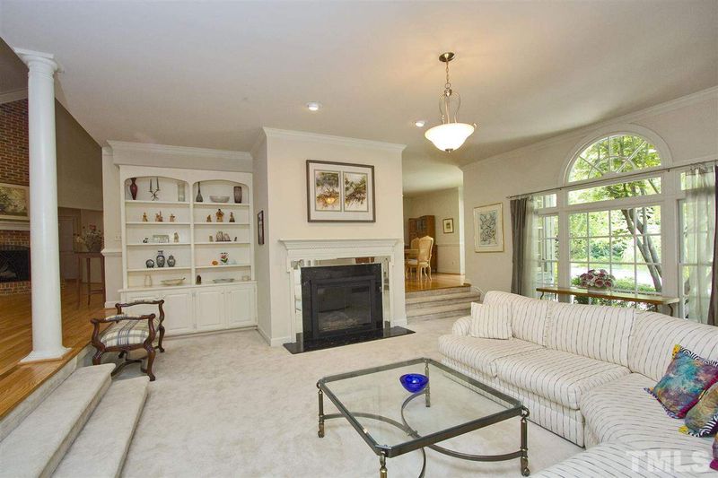 201 Bordeaux Ln, Cary, NC 27511