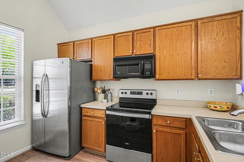 201 Commons Dr, Holly Springs, NC 27540